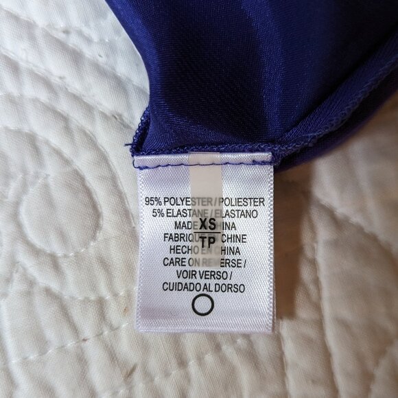 Tahari sleeveless satiny top- Size XS Great Condition - Picture 8 of 12